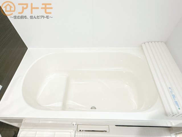 【浴室】 | 葵区住吉町第1　新築戸建　全1棟 | お子様やお年寄りが使いやすいだけでなく、半身浴にも便利なベンチタイプの湯舟です。お湯の節約にも！