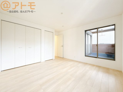 【寝室】 | 葵区住吉町第1　新築戸建　全1棟 | バルコニーに面したお部屋なので、布団などの大きなものも楽々干せます♪