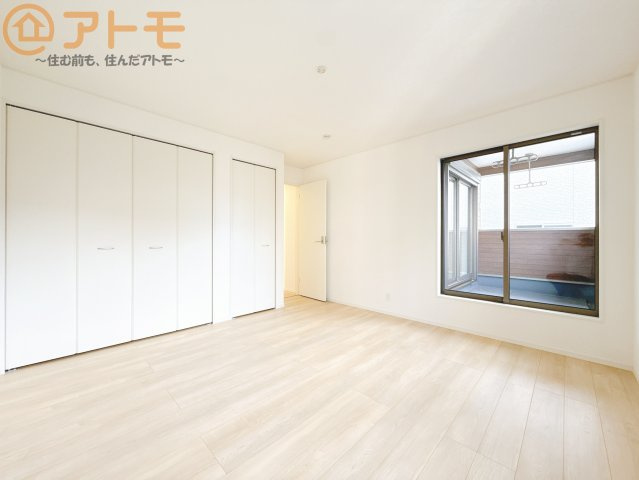 【寝室】 | 葵区住吉町第1　新築戸建　全1棟 | バルコニーに面したお部屋なので、布団などの大きなものも楽々干せます♪