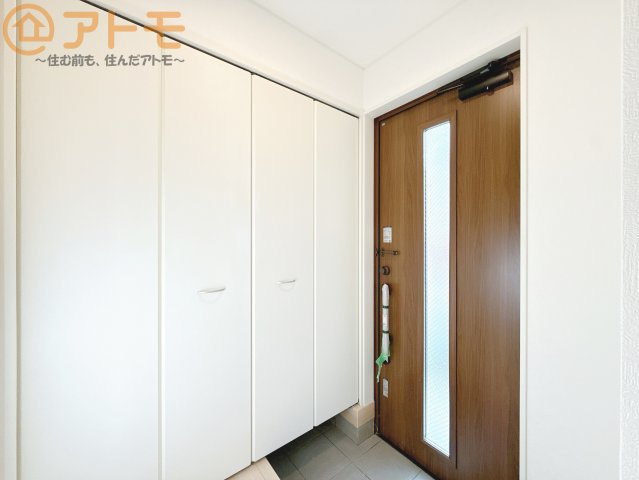 【玄関】 | 葵区住吉町第1　新築戸建　全1棟 | 収納スペースも充実した玄関。整理整頓がしやすい設計です。