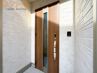 【玄関】 | 葵区住吉町第1　新築戸建　全1棟 | 落ち着いた色合いの玄関はダブルロックで防犯性に優れた仕様になっています♪