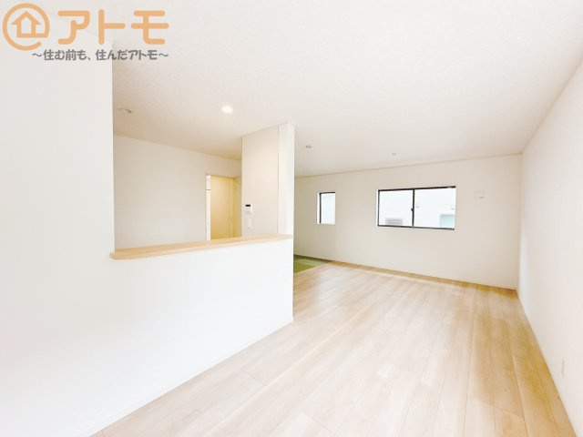 【居間・リビング】 | 葵区住吉町第1　新築戸建　全1棟 | 日当たりのよいリビングは、一年を通してぽかぽかとしています。家族が自然と集まる空間になりそうですね♪