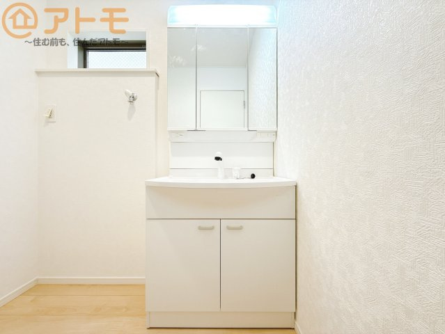 【独立洗面台】 | 葵区住吉町第1　新築戸建　全1棟 | シャワータイプの洗面台は、洗濯物の土汚れなどの予洗いもしやすいため、お子様のいるご家庭でも大活躍！