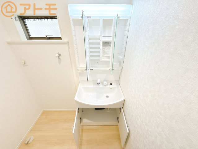 【独立洗面台】 | 葵区住吉町第1　新築戸建　全1棟 | 三面鏡の中は収納になっているため、スッキリとした洗面台を保つことができます♪