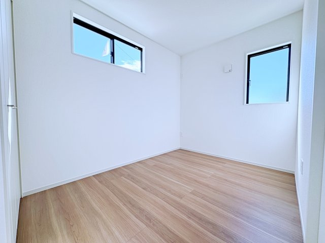 新築戸建・新築建売　郡山市富田町　富田東小・富田中の洋室|2面採光で陽射しがたっぷり差し込む明るい洋室です！
