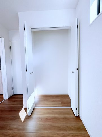 新築戸建・新築建売　郡山市富田町　富田東小・富田中の収納|1階洋室のクローゼットにたくさん荷物が入ります♪