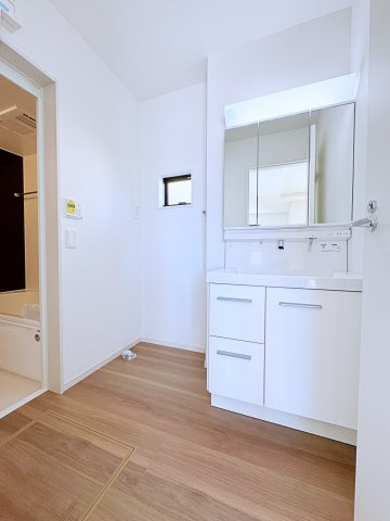 新築戸建・新築建売　郡山市富田町　富田東小・富田中の独立洗面台|三面鏡タイプの独立洗面台で、身だしなみチェックも収納力も◎洗面まわりもすっきり清潔に保てます！