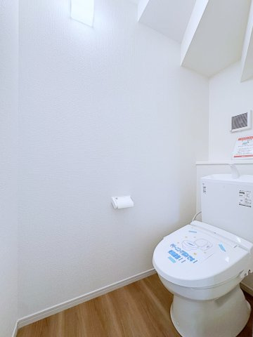 新築戸建・新築建売　郡山市富田町　富田東小・富田中のトイレ|床は落ち着くブラウン系で壁は清潔感を感じさせるホワイト基調です！