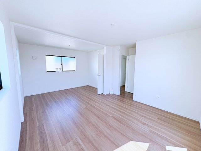 新築戸建・新築建売　郡山市富田町　富田東小・富田中の洋室|ホワイトベースの爽やかな洋室！2面採光で日差しがしっかり入り、朝もすっきり目覚められます♪