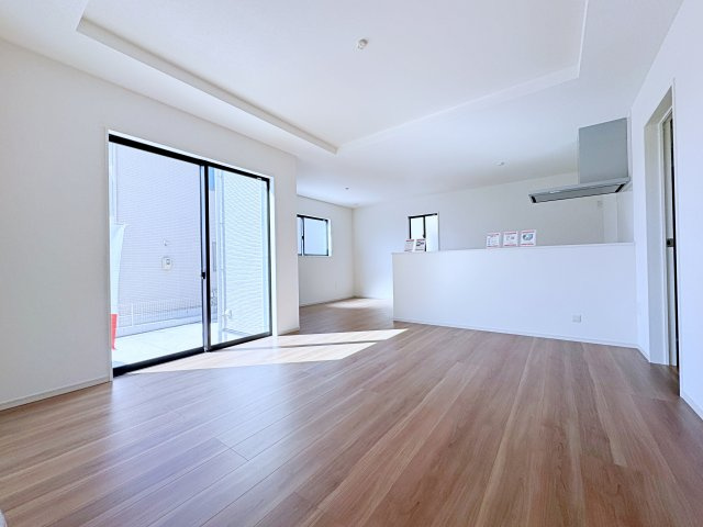 新築戸建・新築建売　郡山市富田町　富田東小・富田中の居間・リビング|ダイニングには大きな窓があり明るい陽射しが差し込む開放的で心地よい空間です！