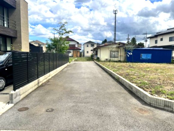 栃木ハウス施工の築浅モデルハウス！！の前面道路含む現地写真