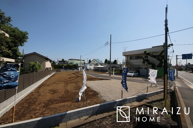 【前面道路含む現地写真】 | 陽の光をたっぷりと浴びながら気持ち良く生活が出来ます。夢のマイホーム、夢ではなく実現出来ます！見学・ご相談等、お気軽にご連絡下さい。