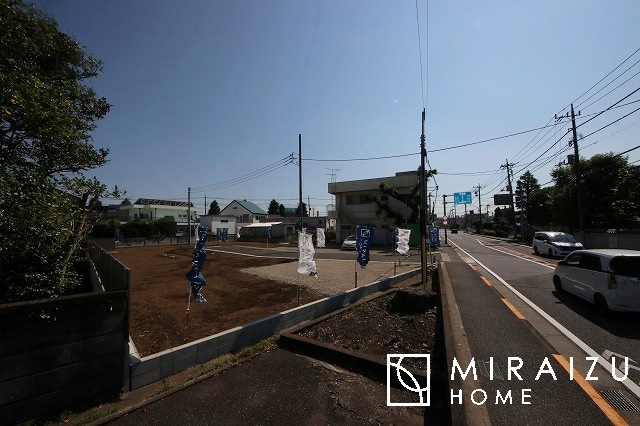 【前面道路含む現地写真】 | 運転が不安な方も安心な前面道路、きちんと幅員のある道路は女性にも安心です。整備されている道路は気持ちも良いですね♪
