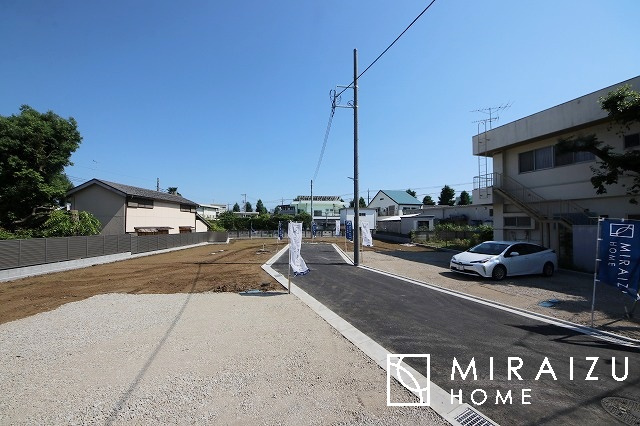 【前面道路含む現地写真】 | お車の運転に自信のない方でも安心かなと思います。とても解放感があり、日当たりも気持ちよさそうです。

