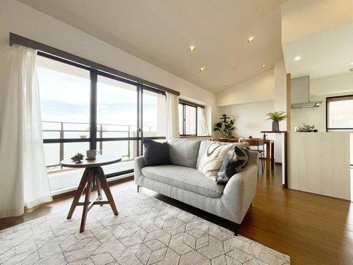 コート甲子園南4番館の居間・リビング