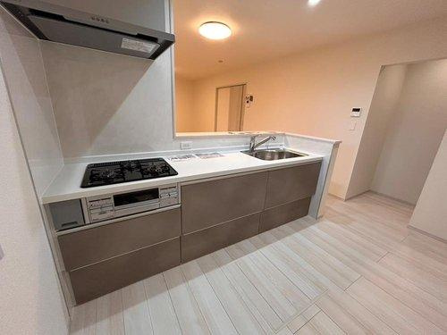 那須塩原市埼玉23-P1　3号棟のキッチン|シックで落ち着いたカラーのキッチン