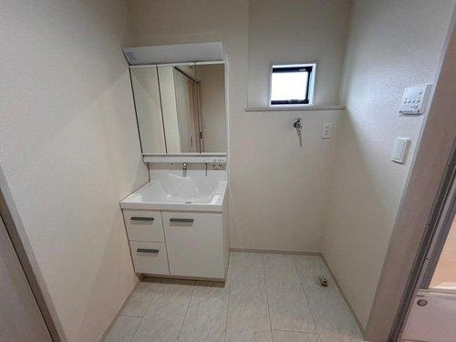 那須塩原市埼玉23-P1　3号棟の洗面所|ホワイトを基調とした清潔感のある洗面所