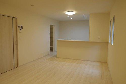 那須塩原市埼玉23-P1　3号棟のキッチン|対面キッチンで料理中もお話ししやすい♪