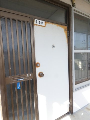 白百合マンション１号棟の玄関