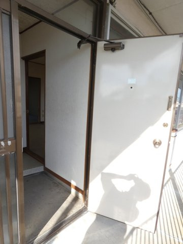 白百合マンション１号棟の玄関