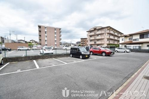 コーポラス国分の駐車場