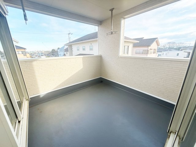 【バルコニー】 | 富士見市諏訪2丁目　新築一戸建住宅　全4棟　(ふじみ野店) | 2部屋から出入りできる便利なワイドバルコニー！