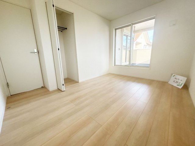 【洋室】 | 富士見市諏訪2丁目　新築一戸建住宅　全4棟　(ふじみ野店) | 柔らかな日差しが差し込むお部屋。