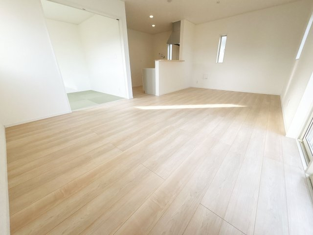 【居間・リビング】 | 富士見市諏訪2丁目　新築一戸建住宅　全4棟　(ふじみ野店) | ゆったりとしたリビングは家族の憩いの場にぴったりです