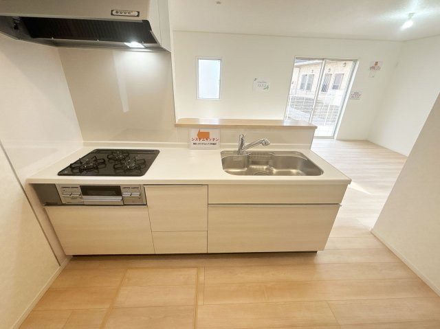 【キッチン】 | 富士見市諏訪2丁目　新築一戸建住宅　全4棟　(ふじみ野店) | キッチンからリビングまで見渡せる間取りなので小さなお子様がいても安心です。