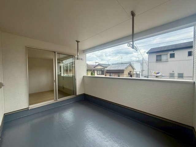 高知市桟橋通3丁目 桟橋第２　1号棟新築戸建 のバルコニー|屋根付きインナーバルコニーで雨の日も安心♪