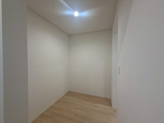 高知市桟橋通3丁目 桟橋第２　1号棟新築戸建 の収納|大容量ファミリークロークで衣類や荷物もスッキリ！季節物から日用品までまとめて片付く便利な収納スペース。