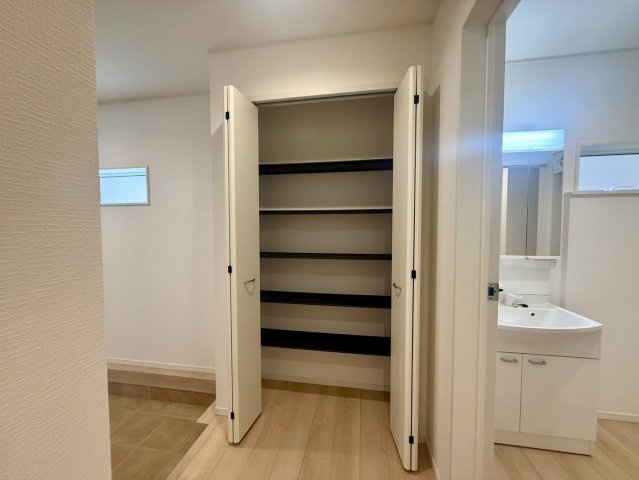 高知市桟橋通3丁目 桟橋第２　1号棟新築戸建 の収納|季節の靴やブーツもまとめて片付く玄関収納