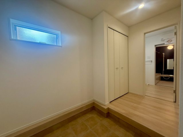 高知市桟橋通3丁目 桟橋第２　1号棟新築戸建 の玄関|ベビーカーやアウトドア用品も置けるゆとりの土間