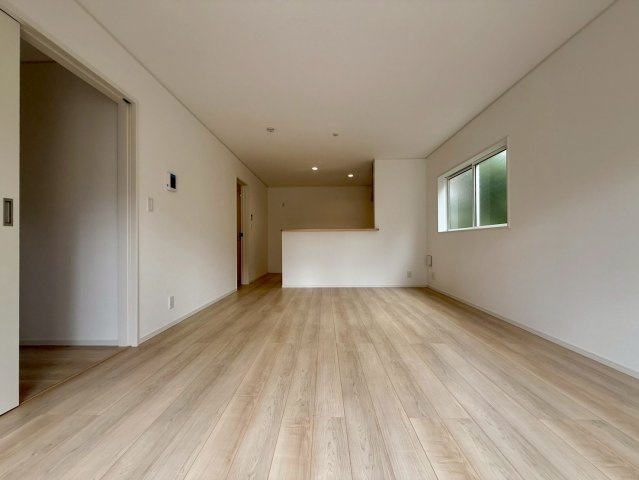 高知市桟橋通3丁目 桟橋第２　1号棟新築戸建 の居間・リビング|南向き窓から自然光が差し込む、明るく開放的な17帖のリビング