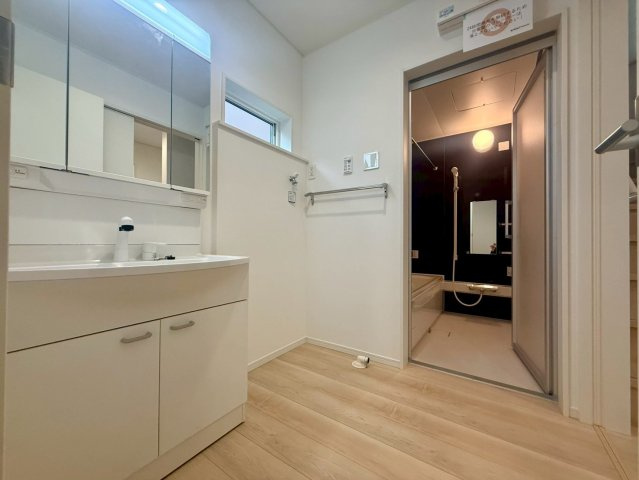 高知市桟橋通3丁目 桟橋第２　1号棟新築戸建 の独立洗面台|三面鏡収納付き洗面化粧台で、スッキリ片付く洗面室