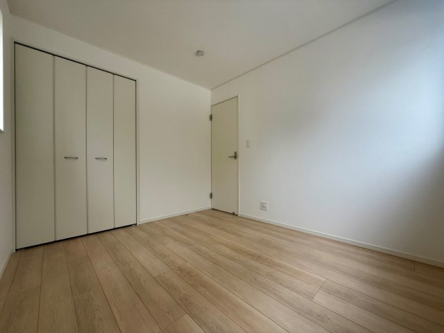 高知市桟橋通3丁目 桟橋第２　1号棟新築戸建 の洋室|2階洋室　衣類や荷物をまとめて収納できる便利な収納スペース