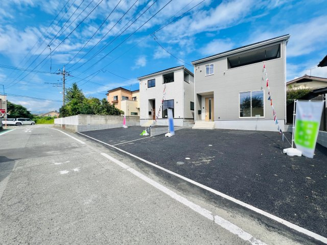 前橋市茂木町の前面道路含む現地写真|間口も前面道路も広いので、駐車が苦手な方にもおススメ◎