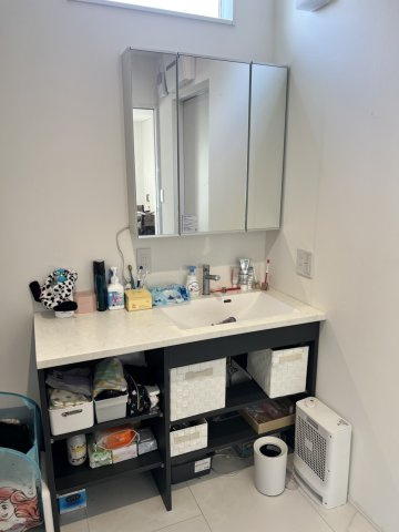 栃木市の築浅注文住宅！太陽光＆蓄電池設置の独立洗面台