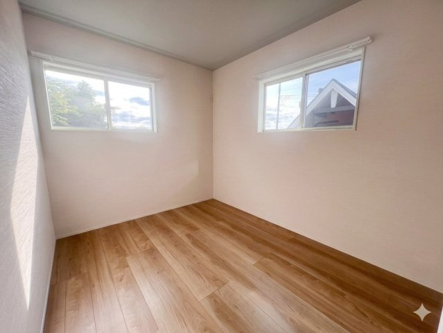 栃木市箱森町　中古戸建　吹抜けリビング×アーチ空間のある築浅デザイナーズ住宅太陽光＆蓄電池設置の洋室|2F洋室1
