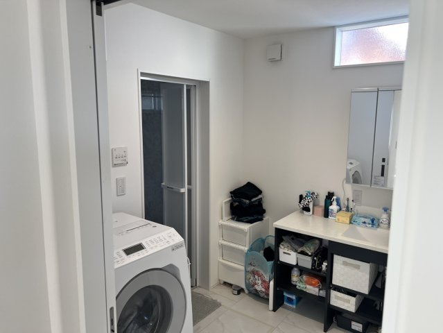 栃木市の築浅注文住宅！太陽光＆蓄電池設置の脱衣所