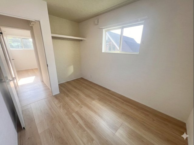 栃木市箱森町　中古戸建　吹抜けリビング×アーチ空間のある築浅デザイナーズ住宅太陽光＆蓄電池設置の洋室|2F洋室2
