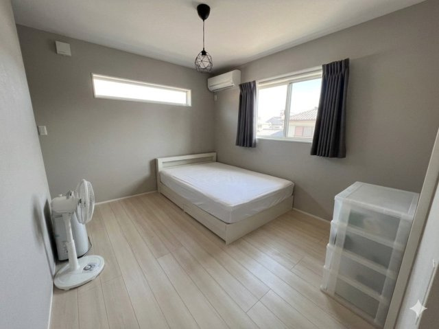 栃木市箱森町　中古戸建　吹抜けリビング×アーチ空間のある築浅デザイナーズ住宅太陽光＆蓄電池設置の寝室