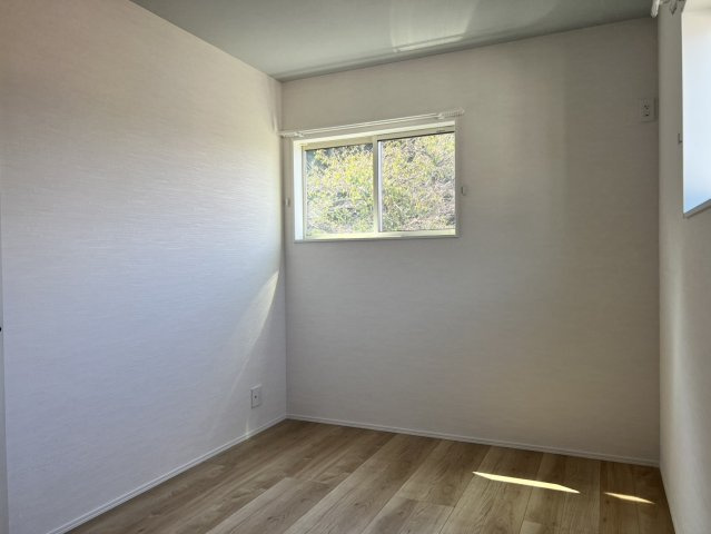 栃木市の築浅注文住宅！太陽光＆蓄電池設置の洋室