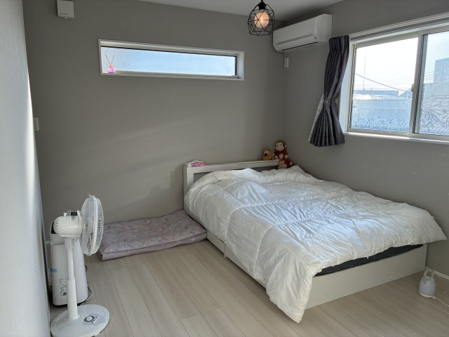 栃木市の築浅注文住宅！太陽光＆蓄電池設置の洋室