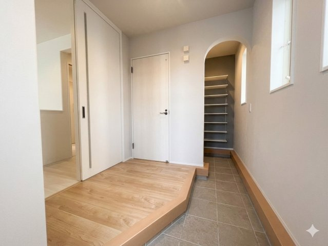栃木市箱森町　中古戸建　吹抜けリビング×アーチ空間のある築浅デザイナーズ住宅太陽光＆蓄電池設置の玄関