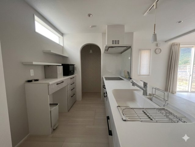 栃木市箱森町　中古戸建　吹抜けリビング×アーチ空間のある築浅デザイナーズ住宅太陽光＆蓄電池設置のキッチン