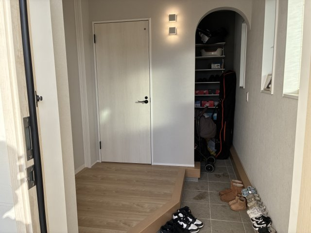 栃木市の築浅注文住宅！太陽光＆蓄電池設置の玄関