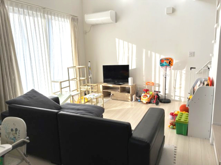 栃木市の築浅注文住宅！太陽光＆蓄電池設置の居間・リビング