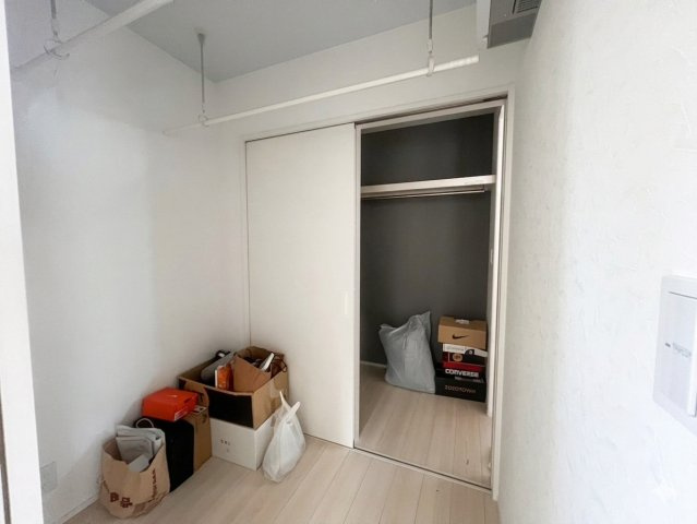 栃木市箱森町　中古戸建　吹抜けリビング×アーチ空間のある築浅デザイナーズ住宅太陽光＆蓄電池設置のランドリースペース