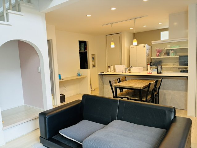 栃木市の築浅注文住宅！太陽光＆蓄電池設置の居間・リビング